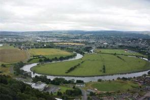 Meandering viewed from the Wallace Monument. The river flows from right to left, and the former limit of navigation was in the left distance. Author: Alan Campbell - Licence Creative Commons.