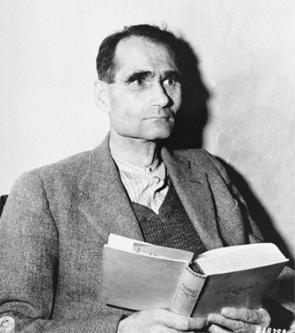 Vězeň Rudolf Hess ve vězení Spandau Vězeň Rudolf Hess ve vězení Spandau