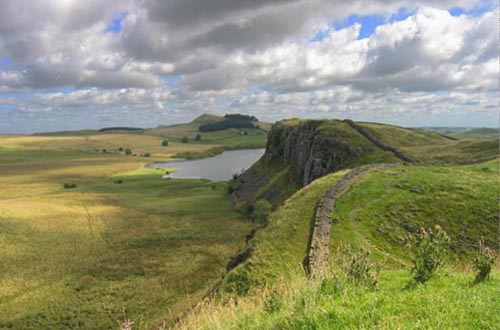 Hadrian's wall between Housesteads and Once Brewed. Author: Michael Hanselmann. Creative Commons License.