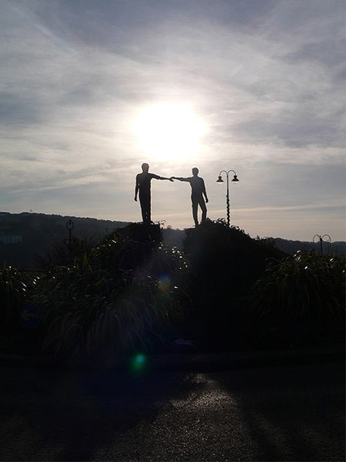 'Hands Across the Divide' sculpture, by Maurice Harron. Derry. GNU License.