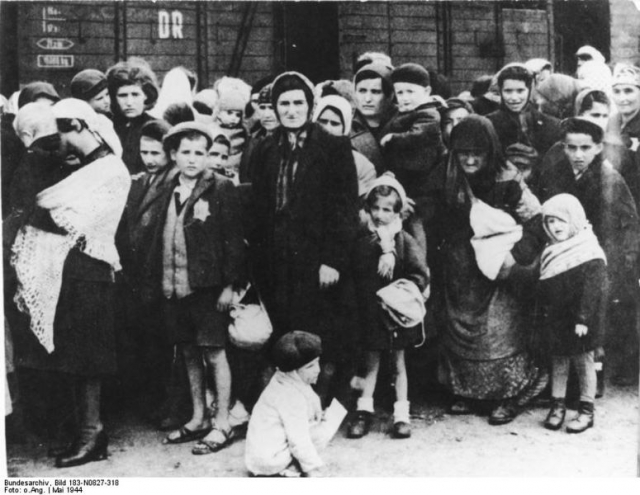 1944 Auschwitz. Creative Commons. Deutsches Bundesarchiv (German Federal Archive), Bild 183-N0827-318.