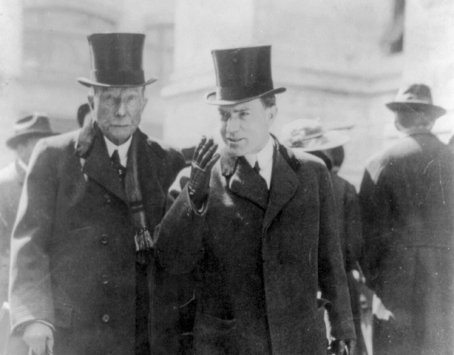 JD Rockefeller and his son John Jr. in 1915. Copyright: Library of Congress - Public Domain.