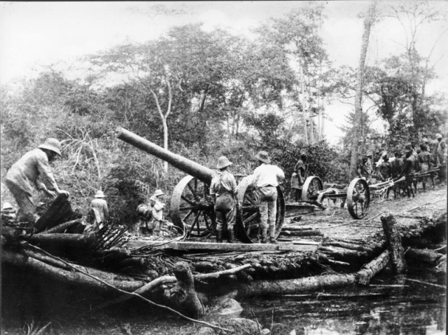 German Schutztruppe with Königsberg gun. Creative Commons. Bundesarchiv, Bild 105-DOA3100 / Walther Dobbertin / CC-BY-SA 3.0