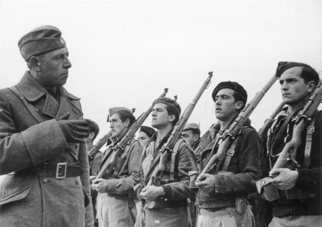 Members of the Condor Legion, a unit composed of volunteers from the German Air Force By Bundesarchiv, Bild 183-E20569-21 / CC-BY-SA 3.0, CC BY-SA 3.0 de, https://commons.wikimedia.org/w/index.php?curid=5433095