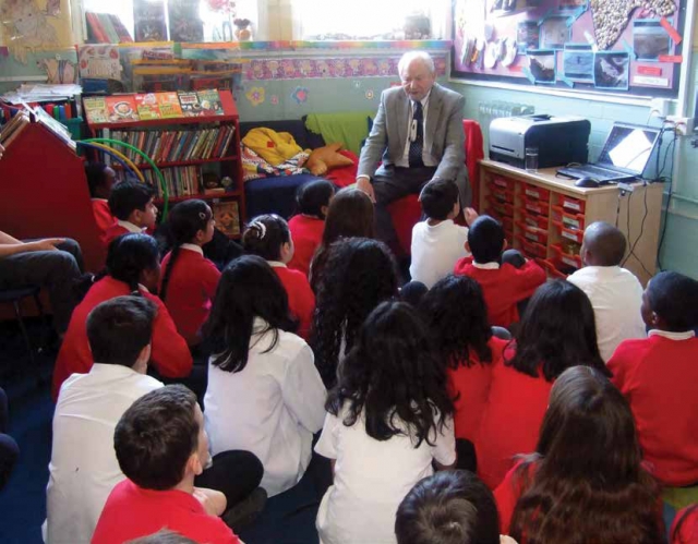 Former child refugee Hermann Hirschberger speaks to primary school pupils © Holocaust Educational Trust