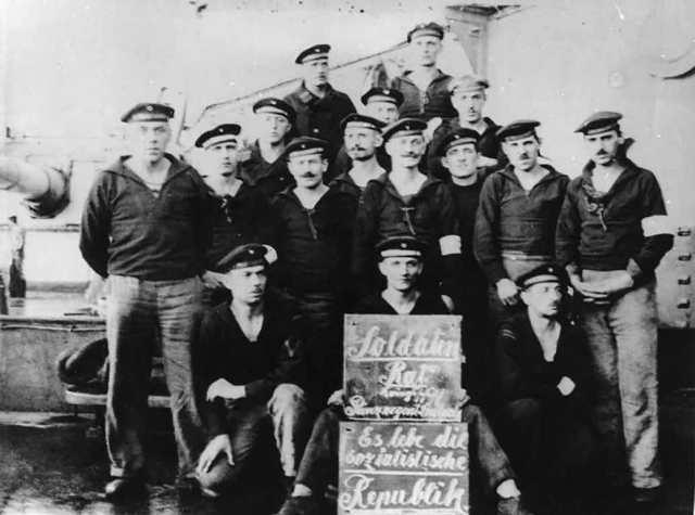 Sailors’ council on board the battleship Prince Regent Luitpold, November 1918. © Bundesarchiv