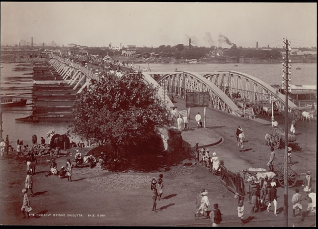 Pontoon bridge over Hooghly River in Calcutta, and bullock carts nearby, date unknown (Wikimedia Commons)