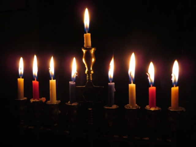 Chanukah menorah (CC0 / public domain)