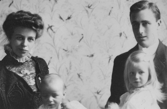 Eleanor and Franklin with their first two children, 1908. Public Domain.