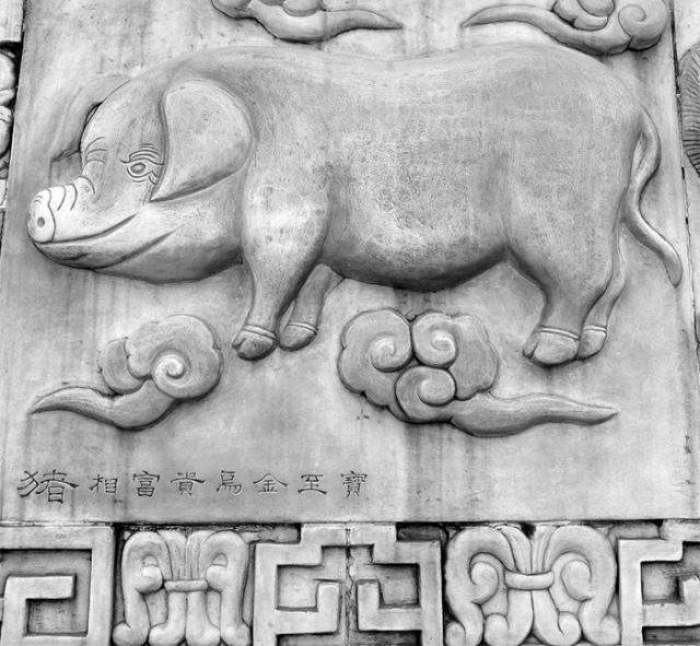 Chinese horoscope pig carving (Pixabay, CCO)