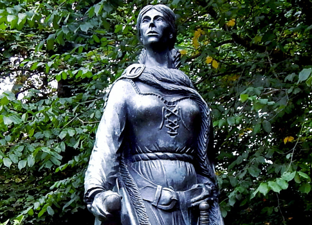 Statue of Grainne Mhaol Ni Mhaille (Grace O'Malley, 1530-1603), the Irish Pirate, located at Westport House, Co. Mayo, Ireland (Photo: Suzanne Mischyshyn, Wikimedia Commons)
