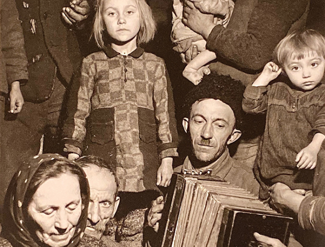 Repatriates from Rudki on their way to Upper Silesia, May 1946. Photo by John Vachon (UN Archives)