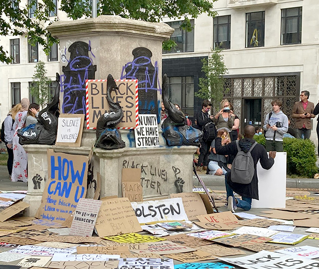 Colston statue empty pedestal, day after BLM protest (Image by Caitlin Hobbs - https://twitter.com/Chobbs7/status/1269682491465576448/photo/1, CC BY 3.0, Wikimedia Commons)