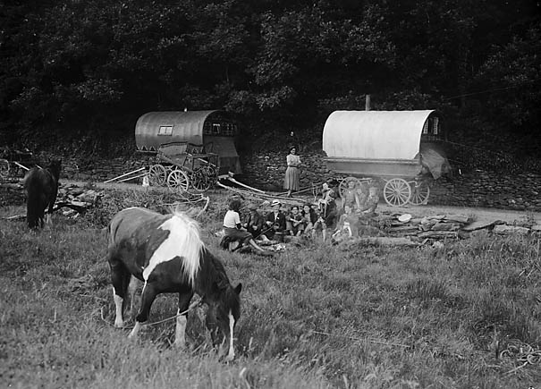 Gypsies camping. Welsh Romanies near Swansea, 1953. Author: Geoff Charles - Llyfrgell Genedlaethol Cymru / The National Library of Wales from Wales/Cymru. Creative Commons.