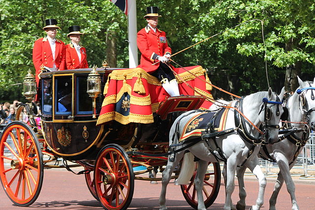The Queen in the Glass Coach, Trooping the Colour, June 2013 (Carfax2, Wikimedia Commons)