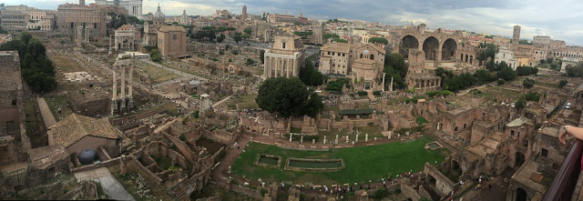 View of the Roman Forum from Palatine Hill with the Arco de Settimio Severo to the west (left) and the Colosseum to the east (right). (Image: Chalaph/Wikimedia Commons, CC BY-SA 4.0)