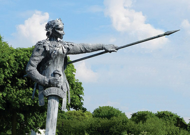 Aethelflaed statue outside Tamworth Railway Station, erected to commemorate 1,100 years since her death in Tamworth. By Annatoone, via Wikimedia Commons