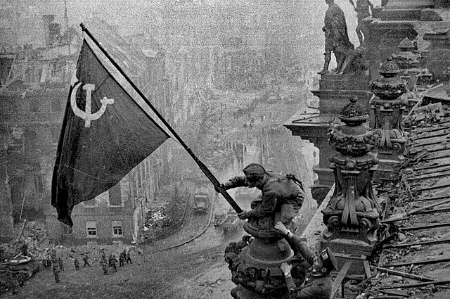 The iconic "Raising a flag over the Reichstag" photo by Yevgeny Khaldei. Image: Mil.ru (Wikimedia Commons)