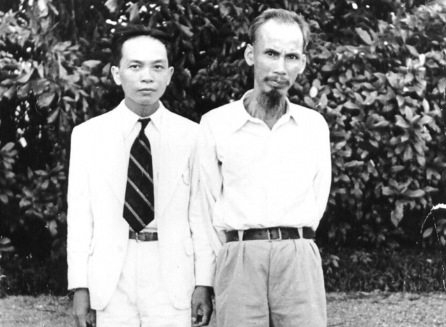 Võ Nguyên Giáp and Hồ Chí Minh 1945. Public Domain.