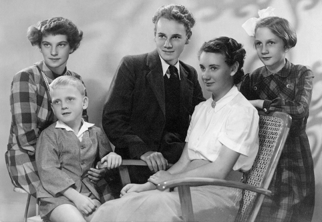 Lien and Van Es family post-WW2