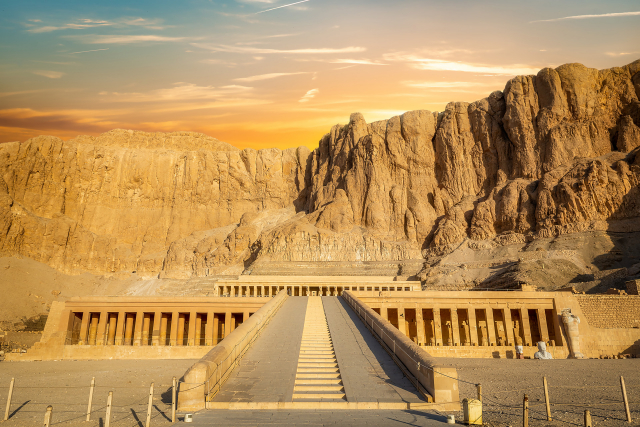 Temple Hatshepsut shutterstock_1901779672