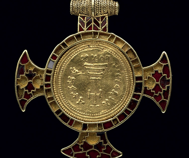 Gold and garnet pendant found at Wilton, Norfolk © The Trustees of the British Museum