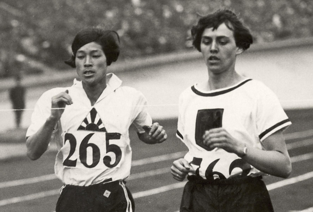 Kinue Hitomi(, Silver Medalist of Woman's 800m Athletics at the 1928 Amsterdam Olympic Games) with Lina Radke, Gold Medalist. Public Domain.