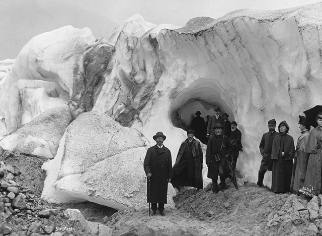 Tourists at Svartisen, 1880s, Axel Lindahl/Norsk Folkemuseum