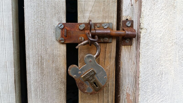 A Squire "Old English" padlock on a gate latch in Devon (Image: Partonez/Wikimedia Commons)